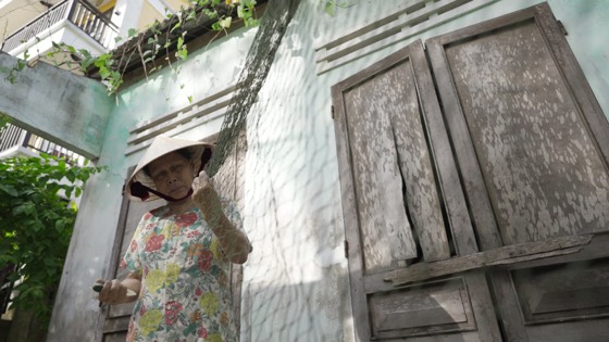 Bà cụ đội nón lá cầm lưới