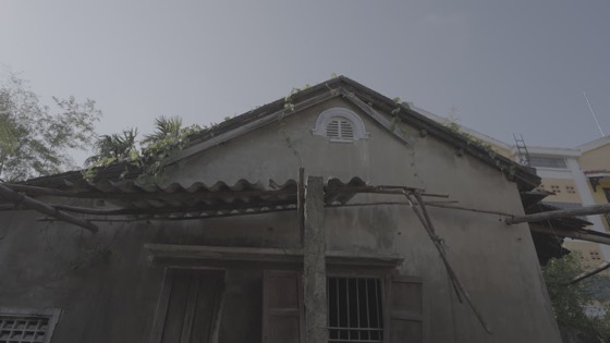 Đầu hồi nhà cổ có ô cửa tròn, nhìn từ dưới lên